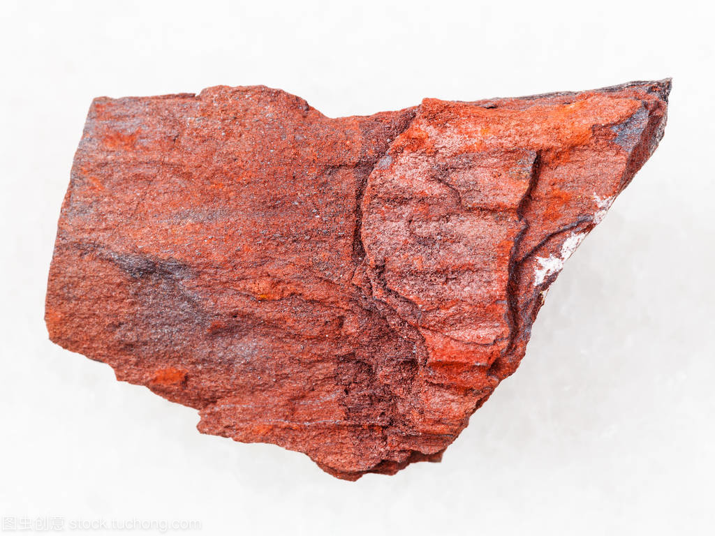 白色大理石上的原始鐵銹色石英石